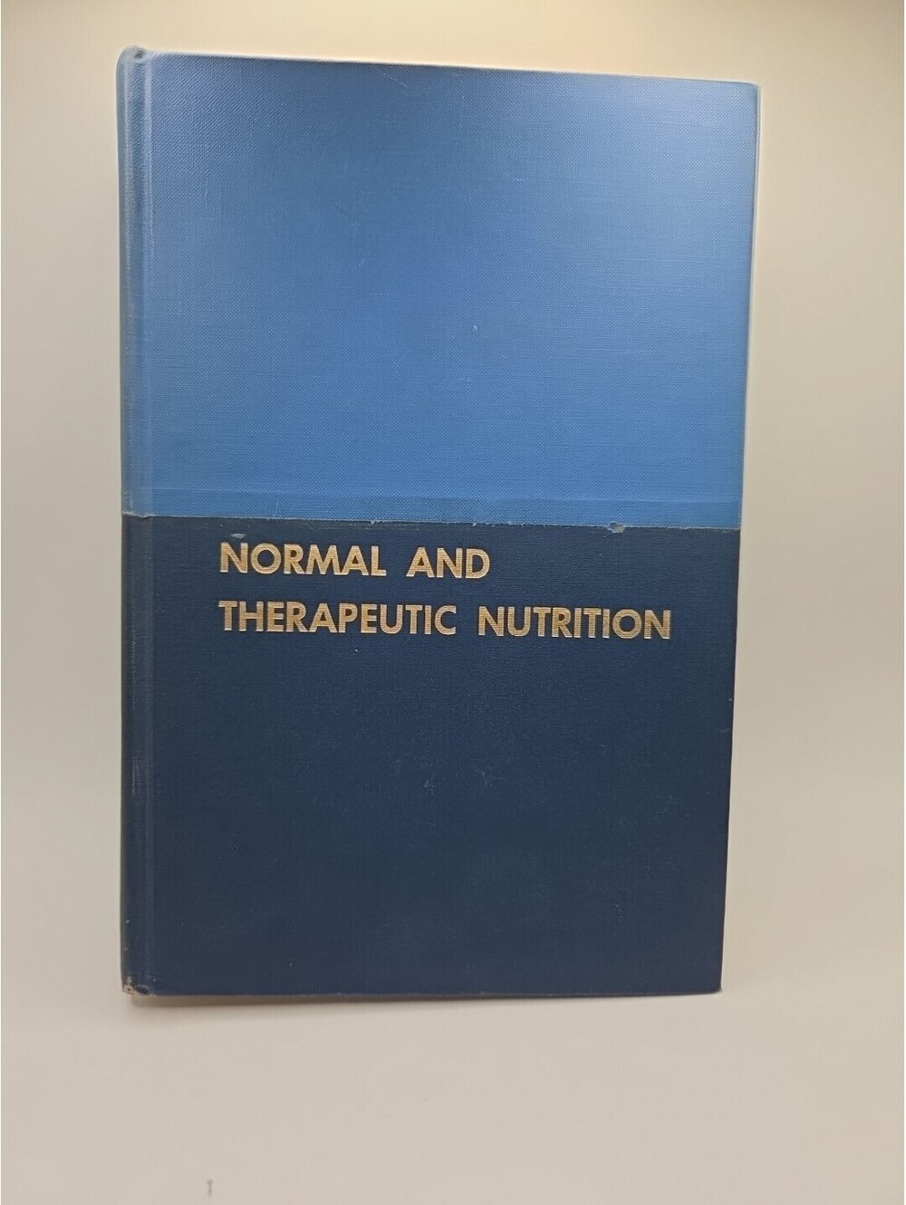 Normal and therapeutic nutrition. 12th edition. Fairfax Proudfit 1961 - 1003